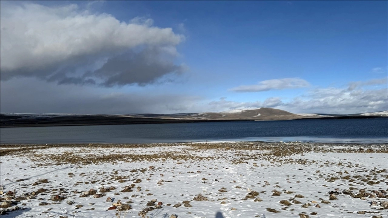 Ardahan'da Aktaş Gölü çevresi kar yağışıyla beyaza büründü