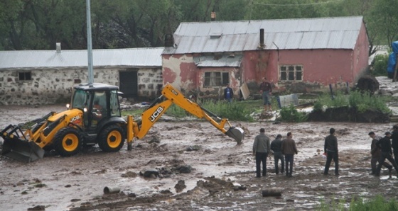 Ardahan’da dere taştı, evler su altında kaldı