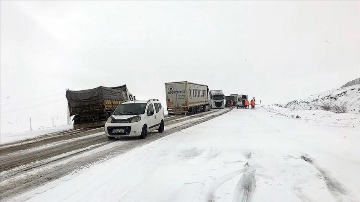 Ardahan-Posof kara yolunda kar ulaşımı aksattı