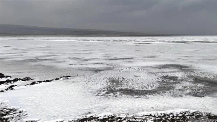 Ardahan'da Aktaş Gölü'nün yüzeyi kısmen buz tuttu