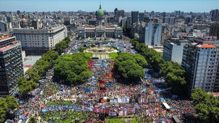 Arjantin'de binlerce kişi genel grev kapsamında hükümeti protesto etti