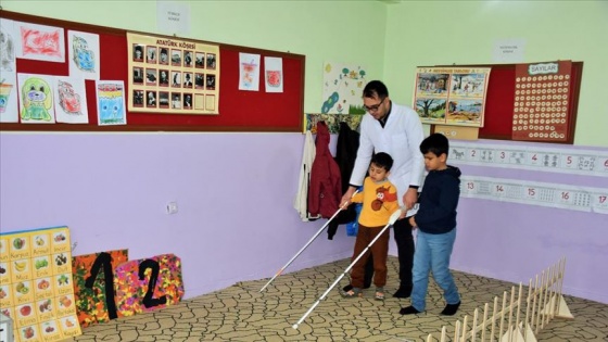 Arkadaşından etkilenip görme engelli öğrencilere 'ışık' oldu