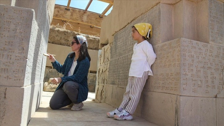 Arkeolog çiftin 7 yaşındaki kızı Mercan kazı ekibinin 