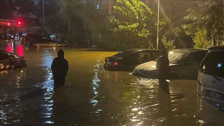 Arnavutköy ve Başakşehir'de sağanak etkili oluyor