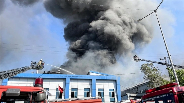 Arnavutköy'de bir plastik fabrikasında yangın çıktı