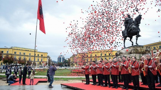 Arnavutlar 'Bayrak ve Bağımsızlık Günü'nü kutladı