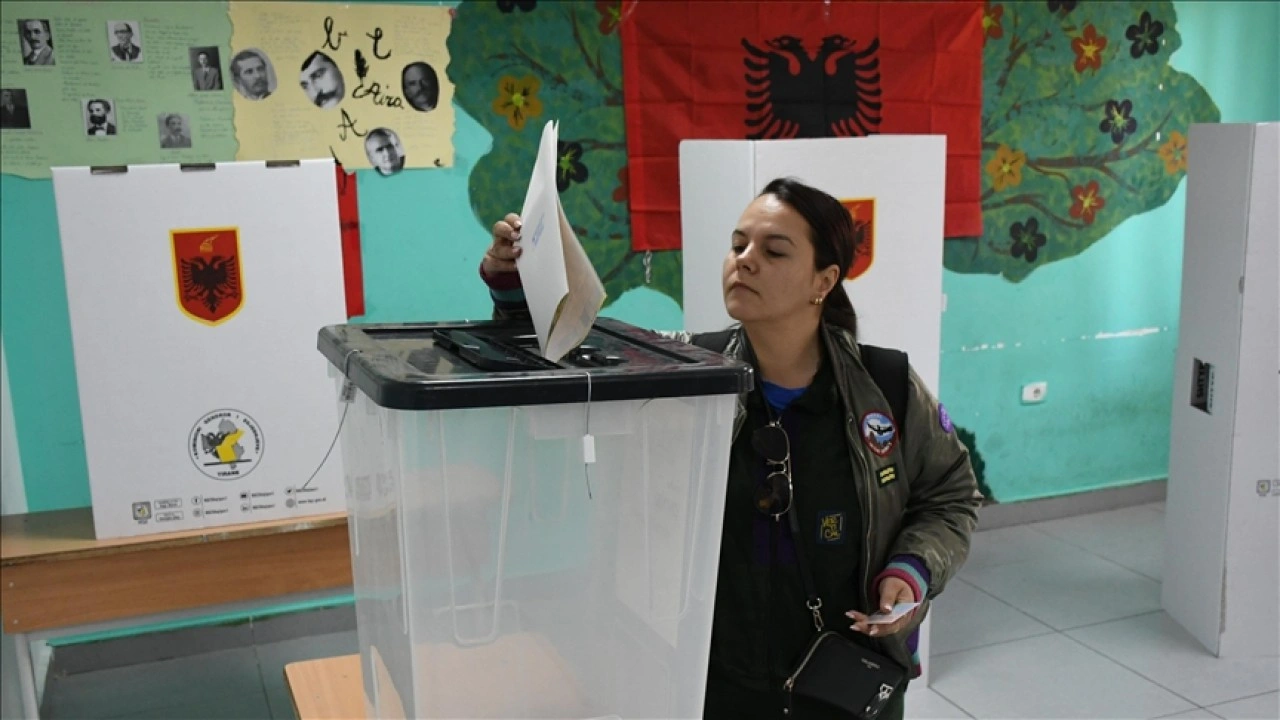 Arnavutluk'ta halk, genel seçimler için sandık başında