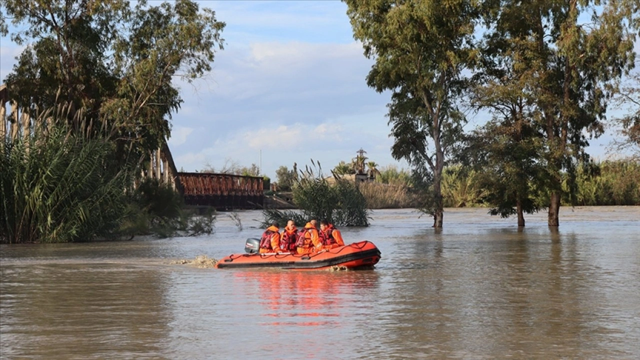 Arnavutluk'ta meydana gelen selden etkilenenler tahliye edildi