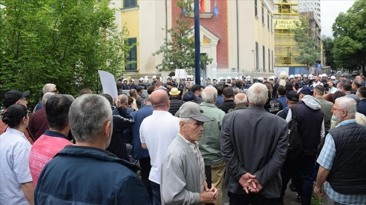 Arnavutluk'ta Tiran Belediye Başkanı Veliaj'ın istifası talebiyle protestolar devam ediyor