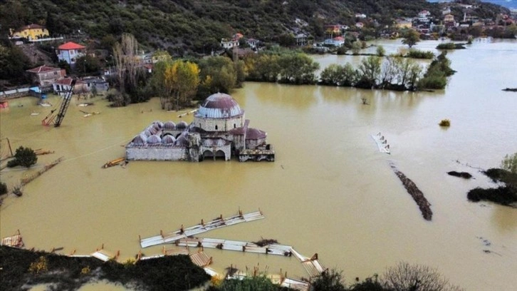 Arnavutluk'taki sel felaketinde, restorasyondaki Kurşunlu Camisi de sular altında kaldı