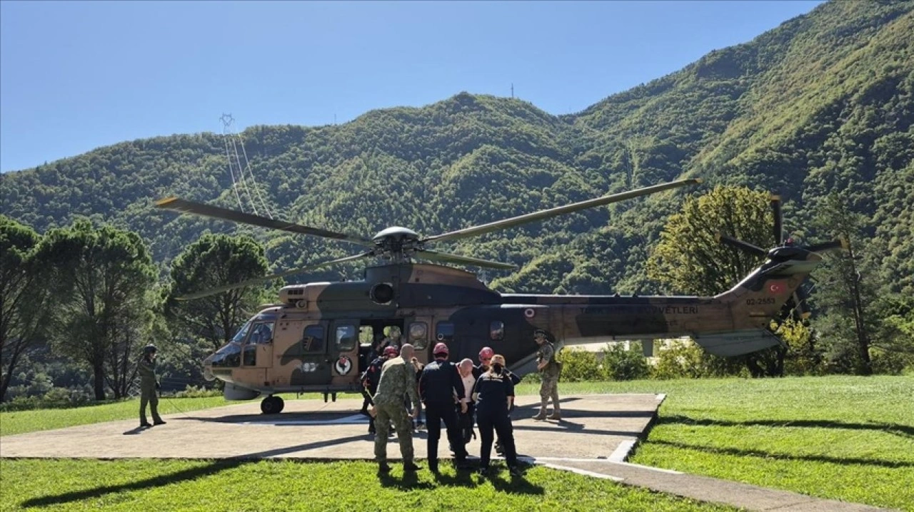 Artvin'de sel ve heyelan nedeniyle Camili'de mahsur kalan turistler helikopterlerle tahliy