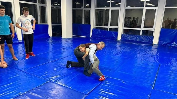 Artvin Valisi Doruk, ziyaret ettiği spor salonunda 9 yaşındaki sporcuyla güreşti