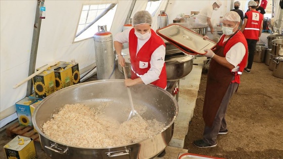 Aşevinde pişirdiği yemeklerle depremzedelerin yardımına koştu