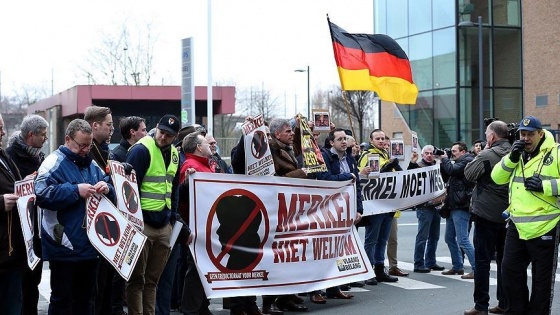 Aşırı sağcı Flamanlar Merkel'i Belçika'da protesto etti