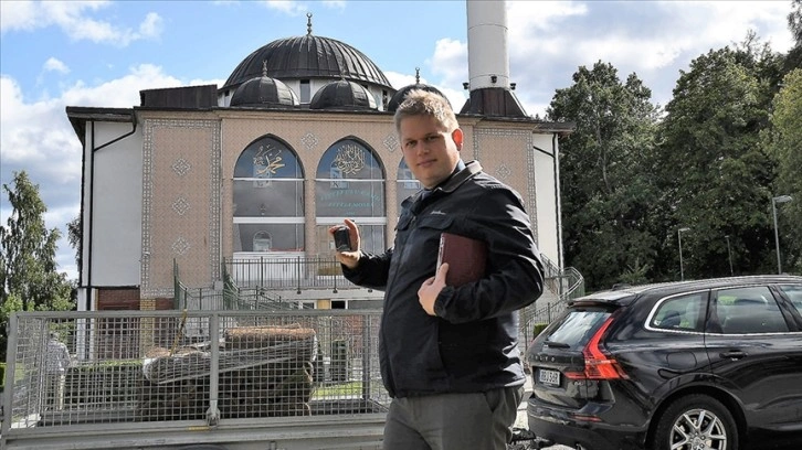 Aşırı sağcı Paludan Danimarka'da cami karşısında Kur'an-ı Kerim yaktı