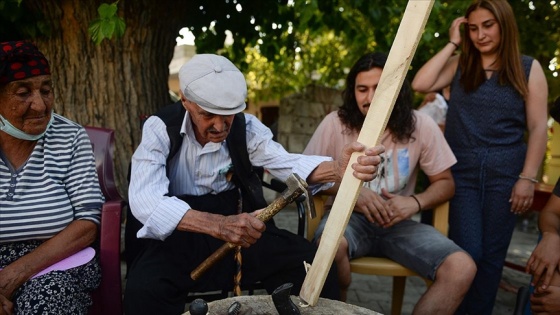 Asırlık dede, ahşap ev aletleri yaparak misafirlerini sevindiriyor