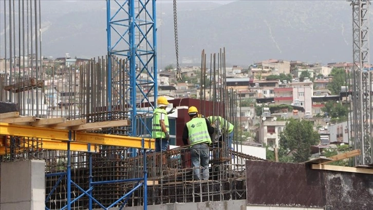 "Asrın felaketi"nin merkez üssünde inşaat işçileri 1 Mayıs'ı çalışarak geçiriyor