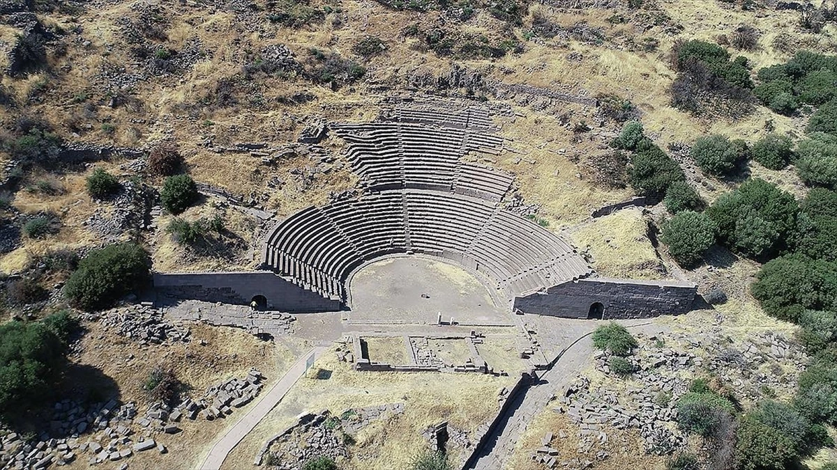Assos'ta 2 bin 200 yıllık tiyatro restore edilecek