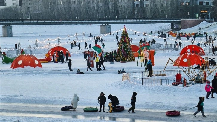 Astana’da kışın eğlencenin adresi buzla kaplı Esil Nehri