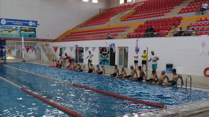 Astım hastası çocuklara rahat nefes alabilmeleri için yüzme eğitimi veriliyor