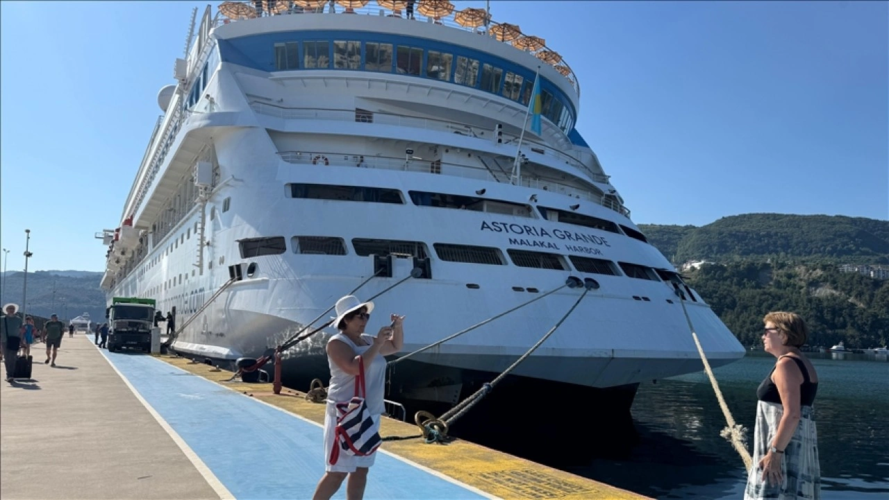 "Astoria Grande" kruvaziyeri 753 Rus yolcusuyla Amasra'ya geldi