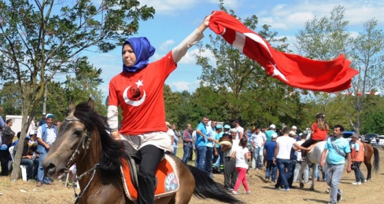 At üzerindeki kadınlar, erkeklere taş çıkarttı