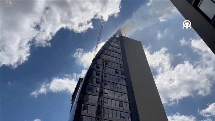 Ataşehir'de 17 katlı binanın dış cephesinde çıkan yangın kontrol altına alındı