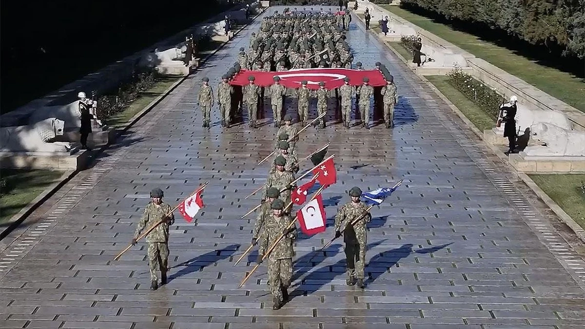 Atat&uuml;rk'&uuml;n Ankara'ya gelişinin 106'ncı yılı dolayısıyla 'Atat&uuml;rk Garnizon Koşusu' yapıldı