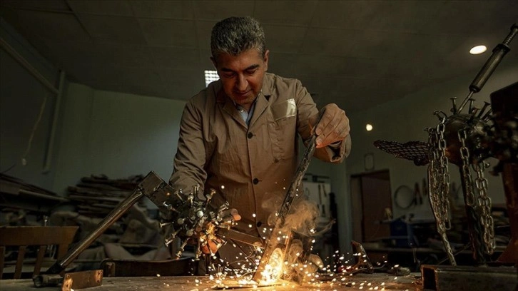 Atık metal parçalardan yaptığı sanat eserleriyle