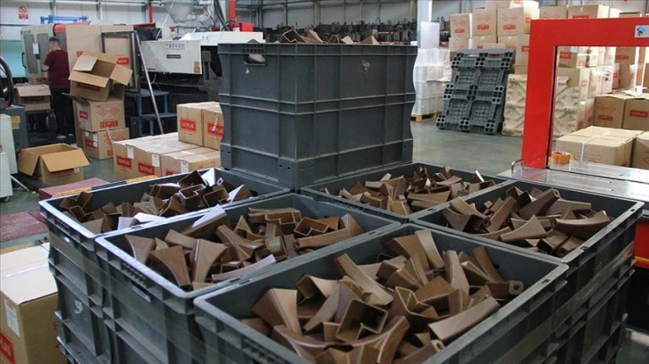 Atık plastikten ürettiği mobilya aksesuar ve malzemeleri 17 ülkeye ihraç ediyor