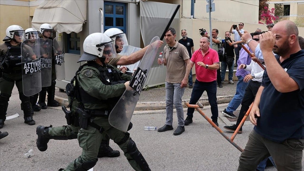 Atina'da eylem yapan taksiciler ile polis arasında arbede yaşandı