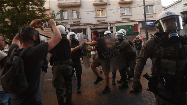Atina'da, açlık grevindeki tutuklunun destekçilerine polis müdahalesi