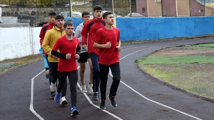 Atletizmle hayatları değişen işitme engelli kardeşler hayallerinin peşinden koşuyor