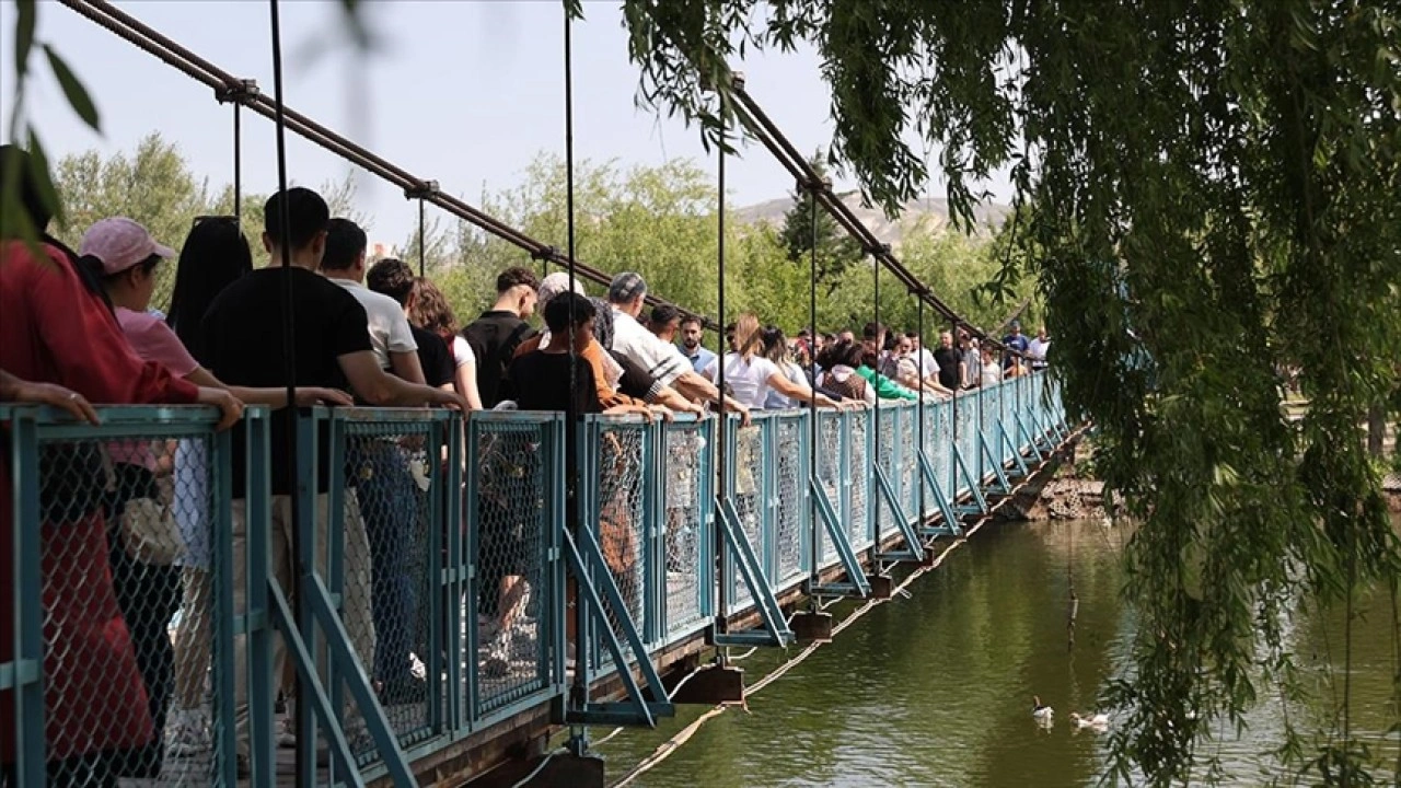 Avanos'un "sallanan köprü"sü esnafın yüzünü güldürüyor