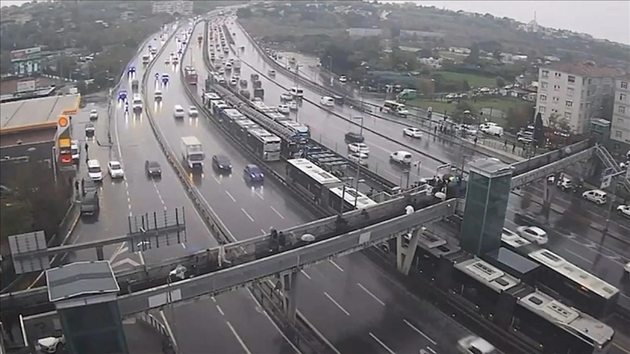 Avcılar'da arızalanan metrobüs yoğunluğa neden oldu