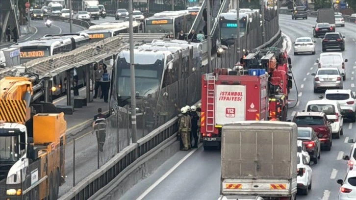 Avcılar'da metrobüste çıkan yangın söndürüldü