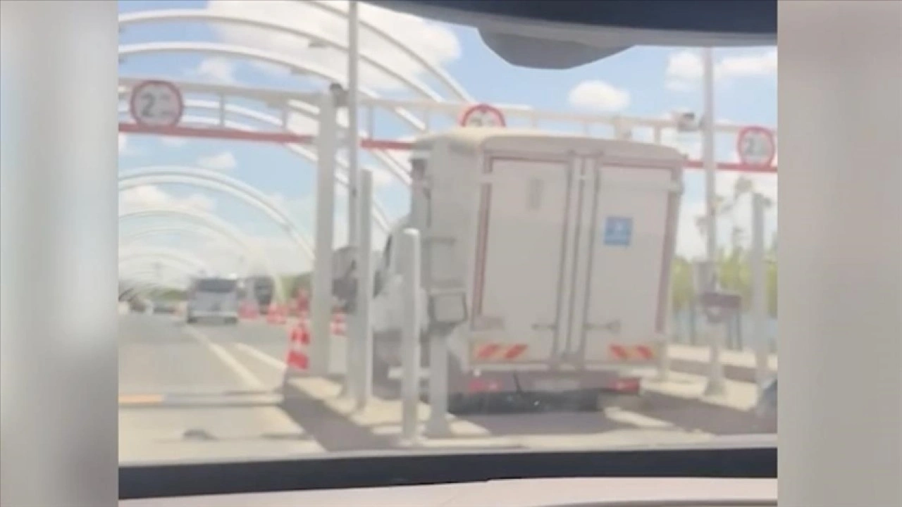 Avrasya Tüneli girişindeki yükseklik uyarısının bulunduğu levhaya kamyonetin çarpması kamerada