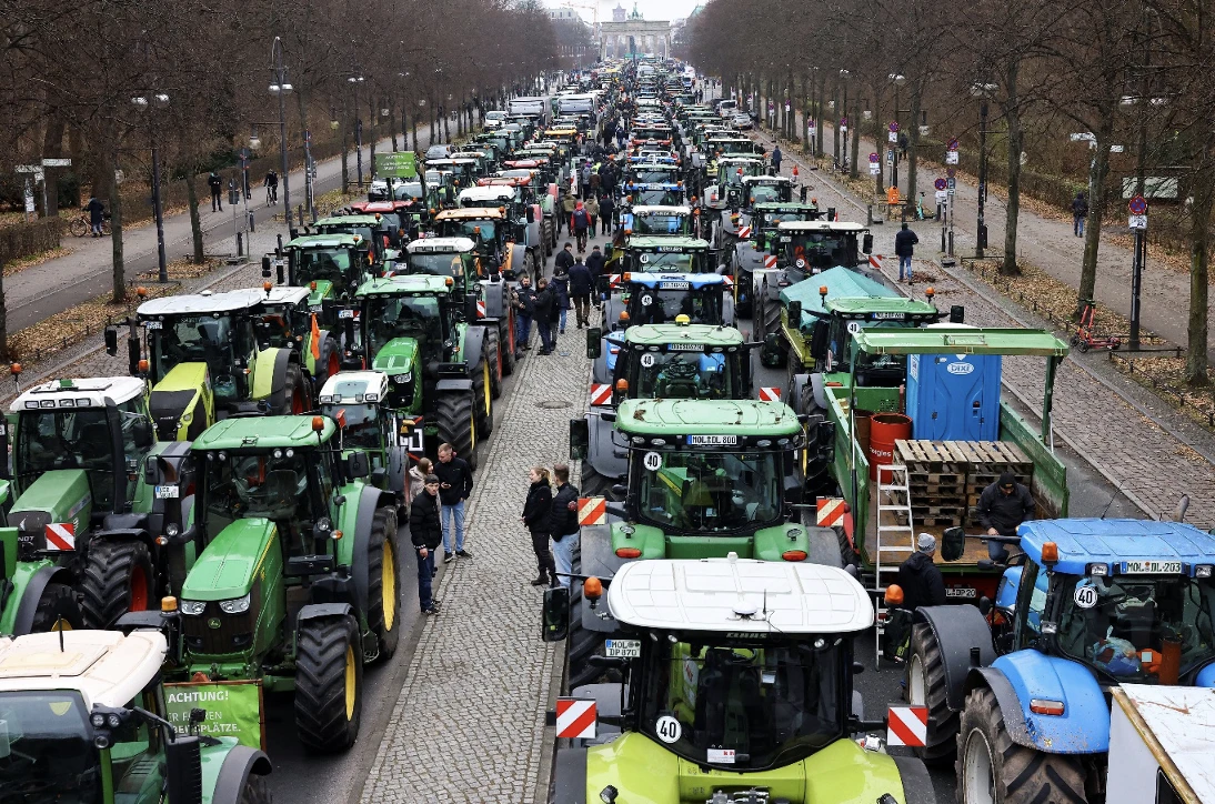 Avrupa&rsquo;da trakt&ouml;rler, yolu değil bir &ccedil;ıkmazı kapatıyor! -Mehmet Yıldırım yazdı-