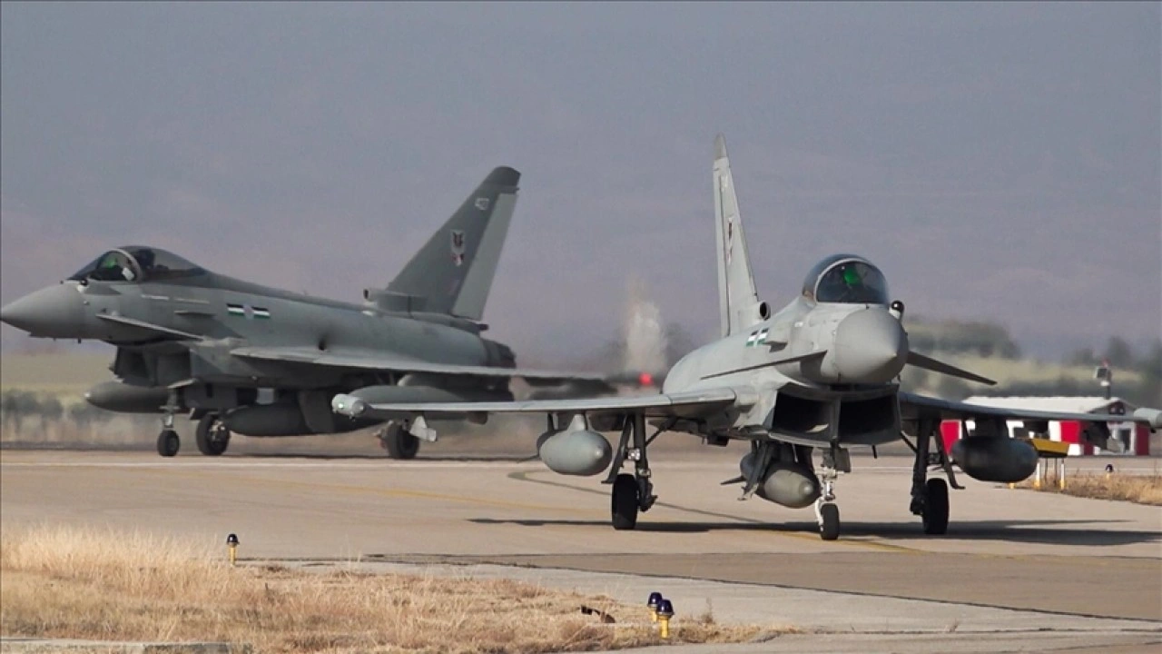 Avrupa'nın gelişmiş savaş uçağı Eurofighter Typhoon çok yönlü kullanımıyla dikkati çekiyor