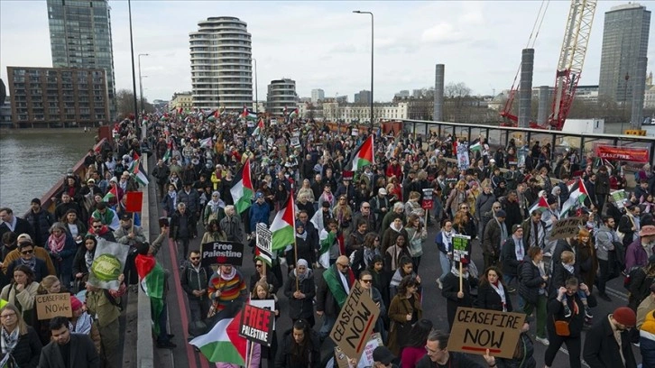 Avrupa'da binlerce kişi "Gazze'de ateşkes" çağrısıyla sokaklara indi
