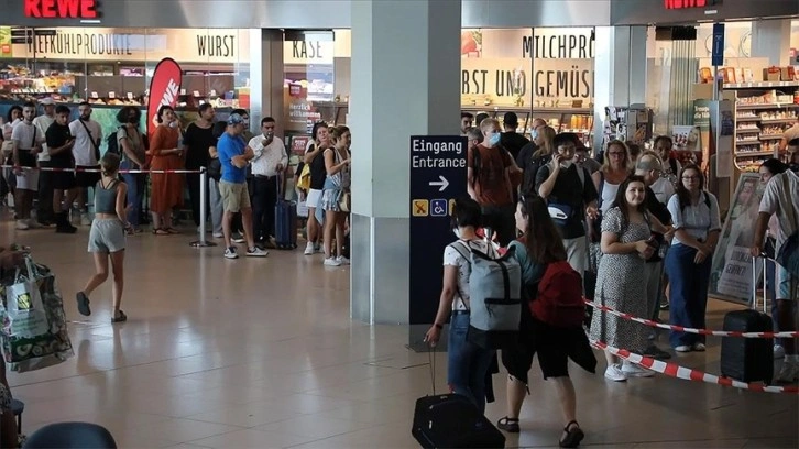 Avrupa'daki havalimanlarında personel eksikliği ve aşırı yoğunluk krizi sürüyor