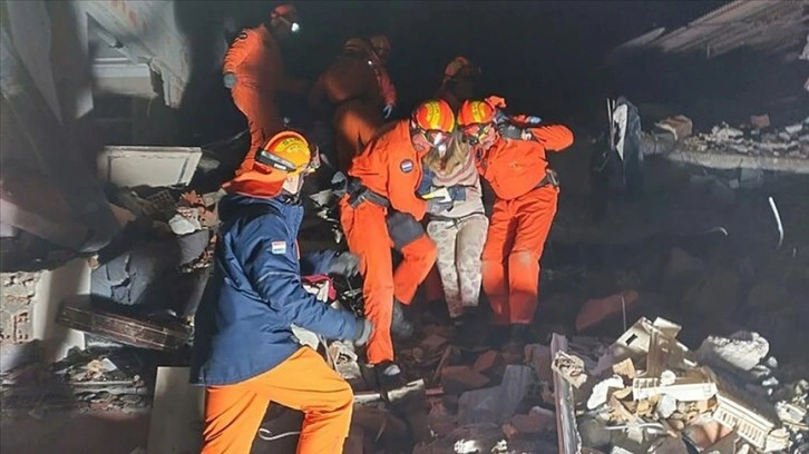 Avrupa'dan deprem bölgesine gelen ekipler arama kurtarma çalışmalarını sürdürüyor