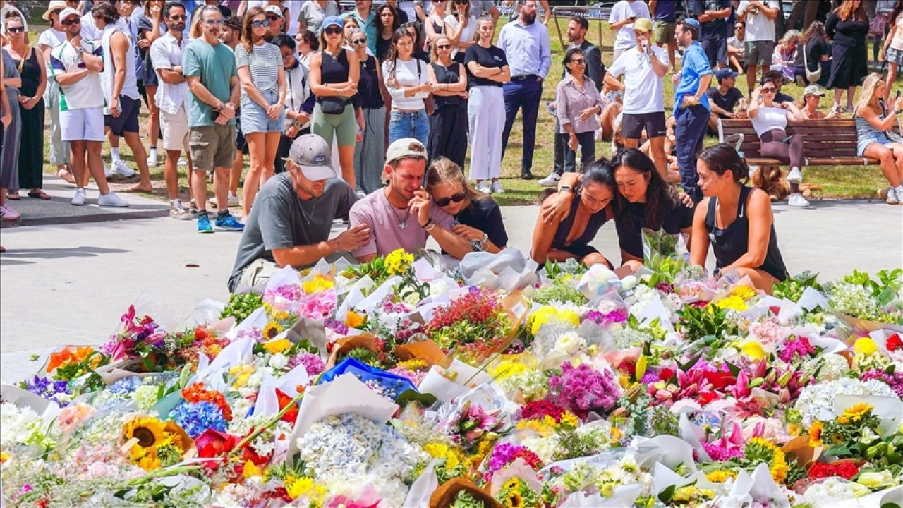 Avustralya'da binlerce kişi, Sydney saldırısının kurbanlarını andı