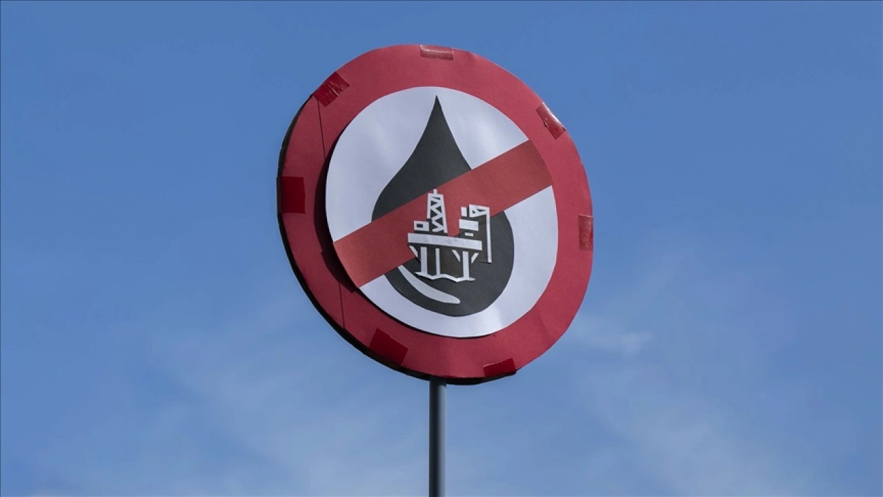 Avustralya'da fosil yakıt karşıtı protesto nedeniyle gemi trafiği durduruldu