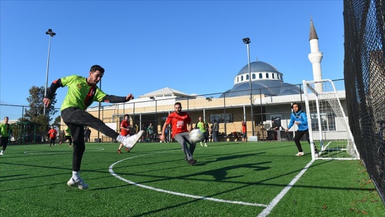 Avustralya'da gençler için cami bahçesine halı saha yapıldı