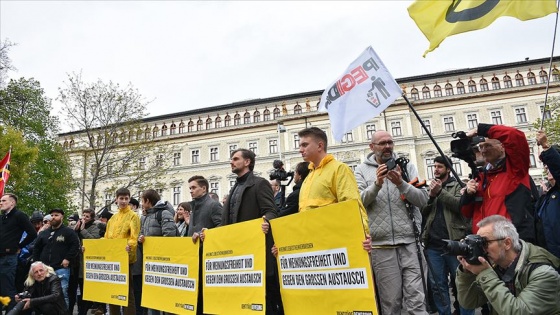 Avusturya'da ırkçılık karşıtları ırkçıları protesto etti