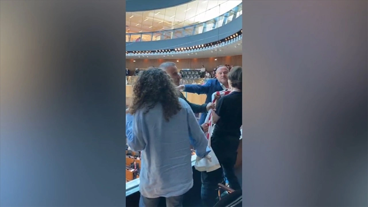 Avusturya Parlamentosu'nda, İsrail'in Gazze'deki soykırımına sessiz kalınması protest