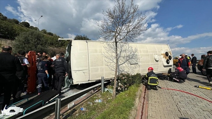 Aydın'da halk otobüsünün devrilmesi sonucu 15 kişi yaralandı