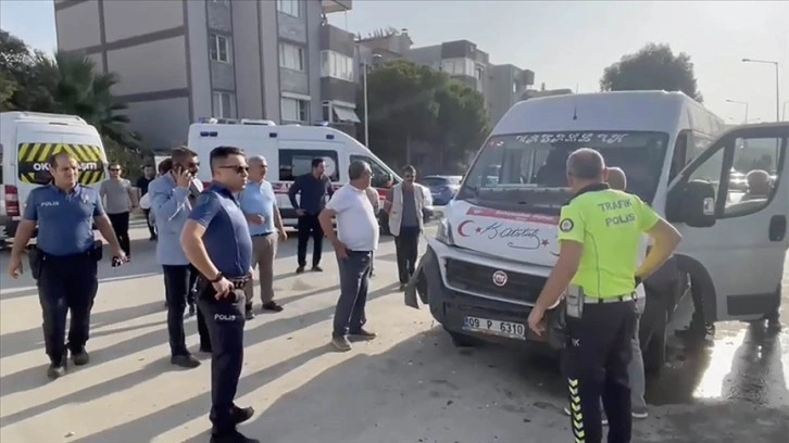 Aydın'da öğrenci servis araçlarının çarpışması sonucu 14 kişi yaralandı