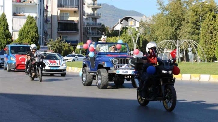 Aydın'da polis ve jandarma, sünnet olan şehit çocuğunun araç konvoyuna katıldı